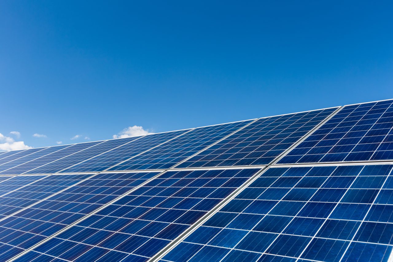 Placas solares instaladas em telhado sob luz do dia - Limpeza de placas solares em Dourados
