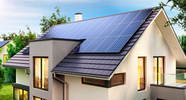Familia em casa com energia solar residencial - Energia solar residencial em Dourados